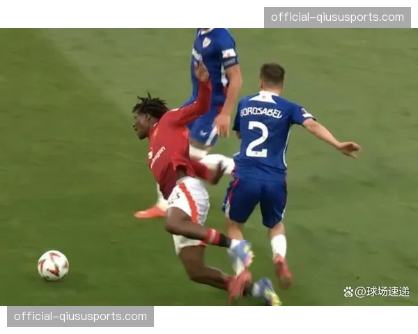 马赛球员投诉对方在防守角球时有拉拽动作，主裁判经VAR回看后未判罚点球