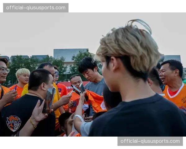 克莱蒙训练场开放日，近万名球迷入场为深陷降级区的球队打气